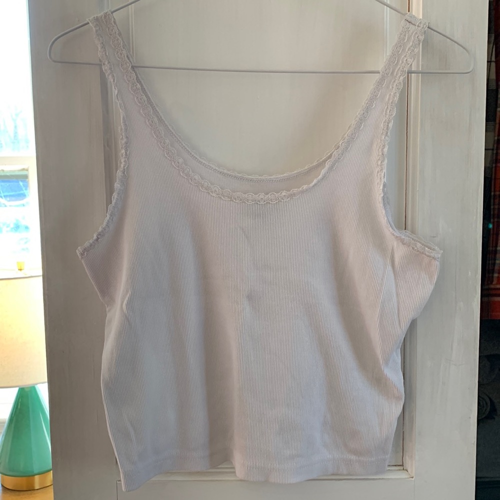 White cropped cami with lace trim - M